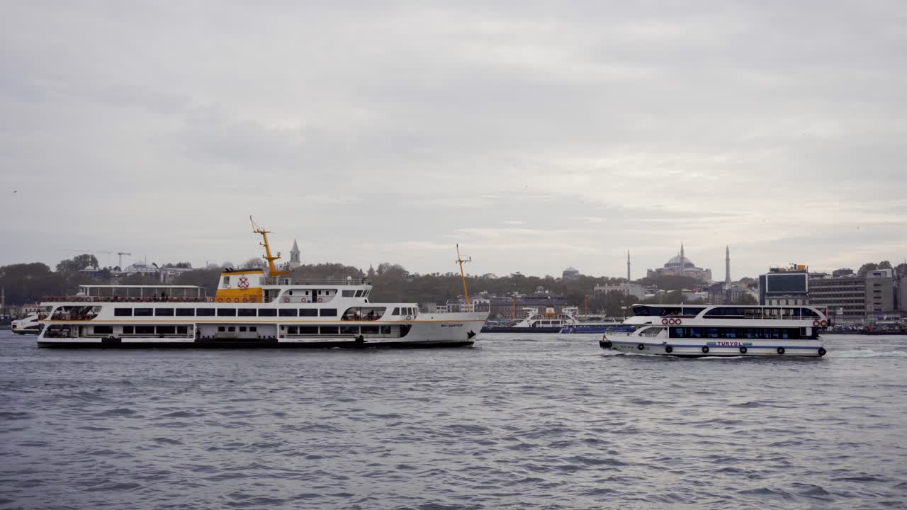 barcos turísticos pasando con estambul al fondo