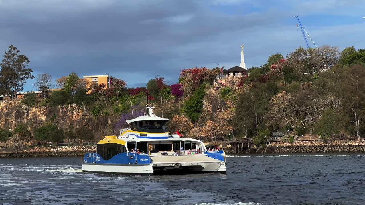 ferry citycat navegando por el río a través de los suburbios del centro de la ciudad, pasando por el parque kangaroo point cliff y bajo el puente del capitán cook de la autopista pacífica, brisbane, queensland, australia