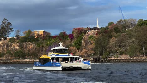 Ferry-Citycat-Navegando-Por-El-Río-A-Través-De-Los-Suburbios-Del-Centro-De-La-Ciudad,-Pasando-Por-El-Parque-Kangaroo-Point-Cliff-Y-Bajo-El-Puente-Del-Capitán-Cook-De-La-Autopista-Pacífica,-Brisbane,-Queensland,-Australia