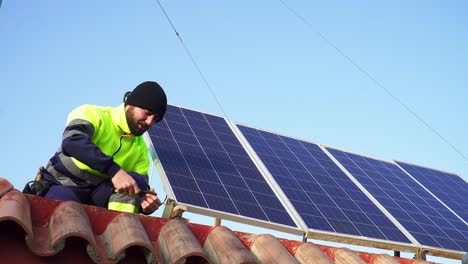 technician guy installing solar panels over bricked roof