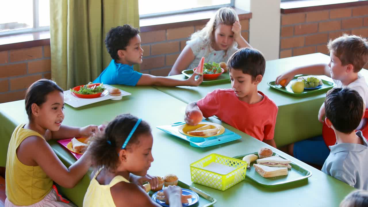 Bambini che pranzano in mensa