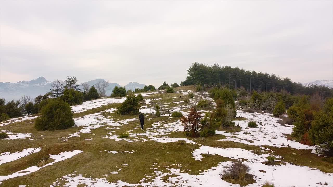 gente corriendo en una montaña con nieve en invierno