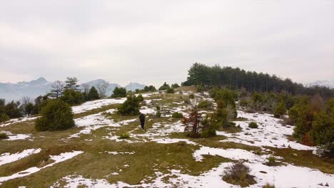 People-running-on-a-mountain-with-snow-in-winter