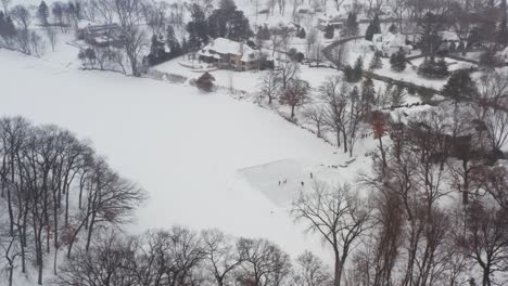 Antena,-Amigos-Y-Familiares-Patinando-En-Una-Pista-De-Hielo-Casera-En-El-Estanque-Del-Lago-Del-Patio-Trasero