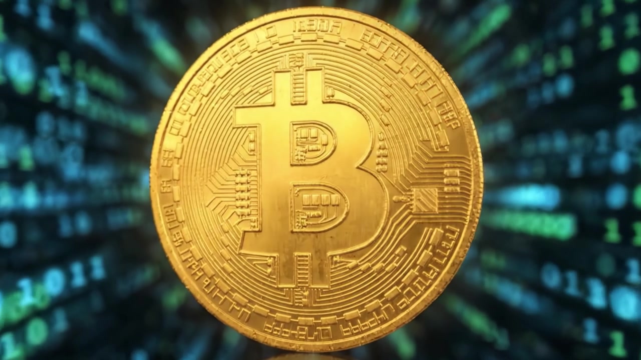 Esplorando la frontiera digitale: uno sguardo al mondo delle criptovalute con un focus su Bitcoin in un mare di codice binario.