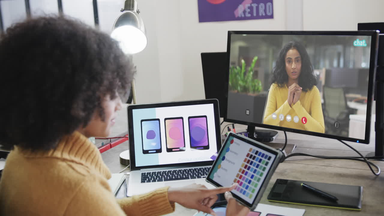 mujer de negocios afroamericana en videollamada con su colega afroamericana en la pantalla