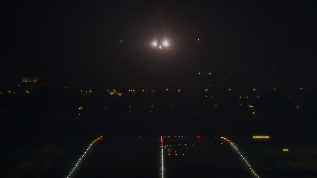 밤에 활주로에 착륙하는 것