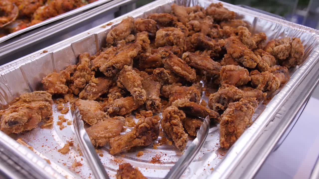 음식이 가득한 은쟁반