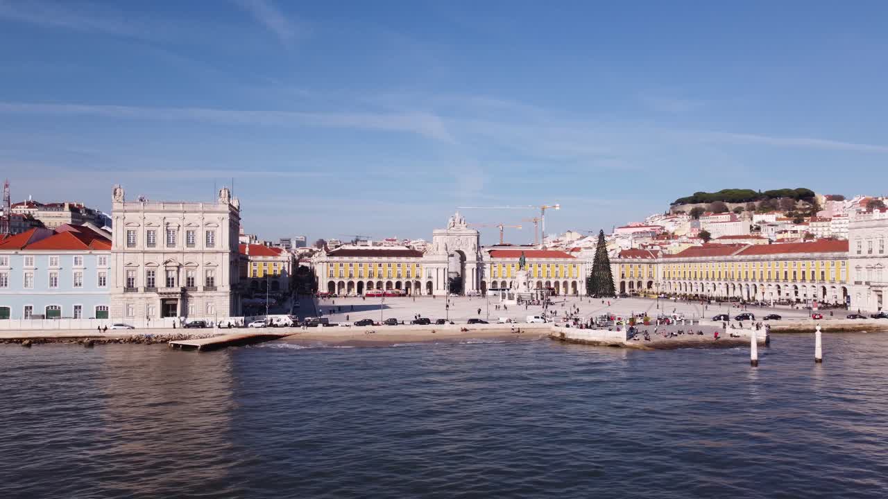 Drone che sorvola la zona della baia a Lisbona, Portogallo, in una giornata luminosa e soleggiata, concentrandosi sull'Arco da Rua Augusta.
