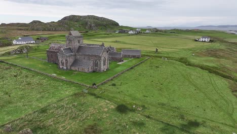 Abadía-Y-Convento-De-Iona,-Antiguo-Edificio-Emblemático-De-La-Isla-Escocesa,-Vista-Aérea-De-Drones-60-Fps