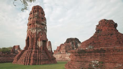 Langsame-Dolly-Aufnahme-Der-Alten-Tempel-Von-Ayutthaya,-Die-An-Einem-Wunderschönen-Tag-Erstrahlen