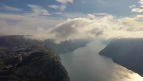 Luftaufnahmen-Schöne-Natur-Norwegen-über-Den-Wolken.