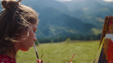 Mujer-Joven-Pintando-Paisajes-Montañas-De-Cerca.-Chica-Dibujando-En-Caballete.