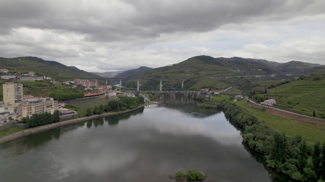 Peso da Régua con diversi ponti che attraversano il fiume Douro in una giornata cupa nell'Alto Douro - vista aerea
