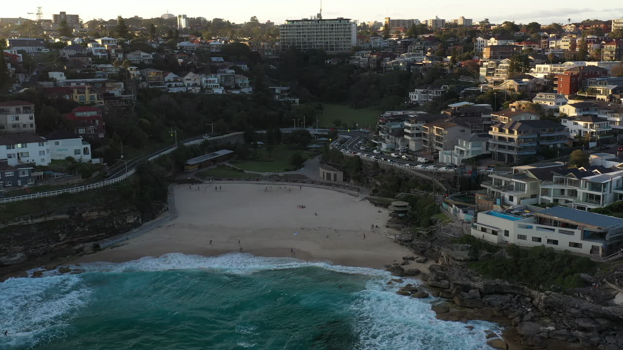 Ripresa aerea di onde che arrivano alla spiaggia di Tamarama, Sydney, Australia