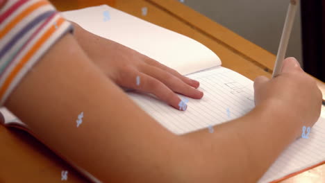animación de números sobre escolar biracial escribiendo en el cuaderno en la escuela