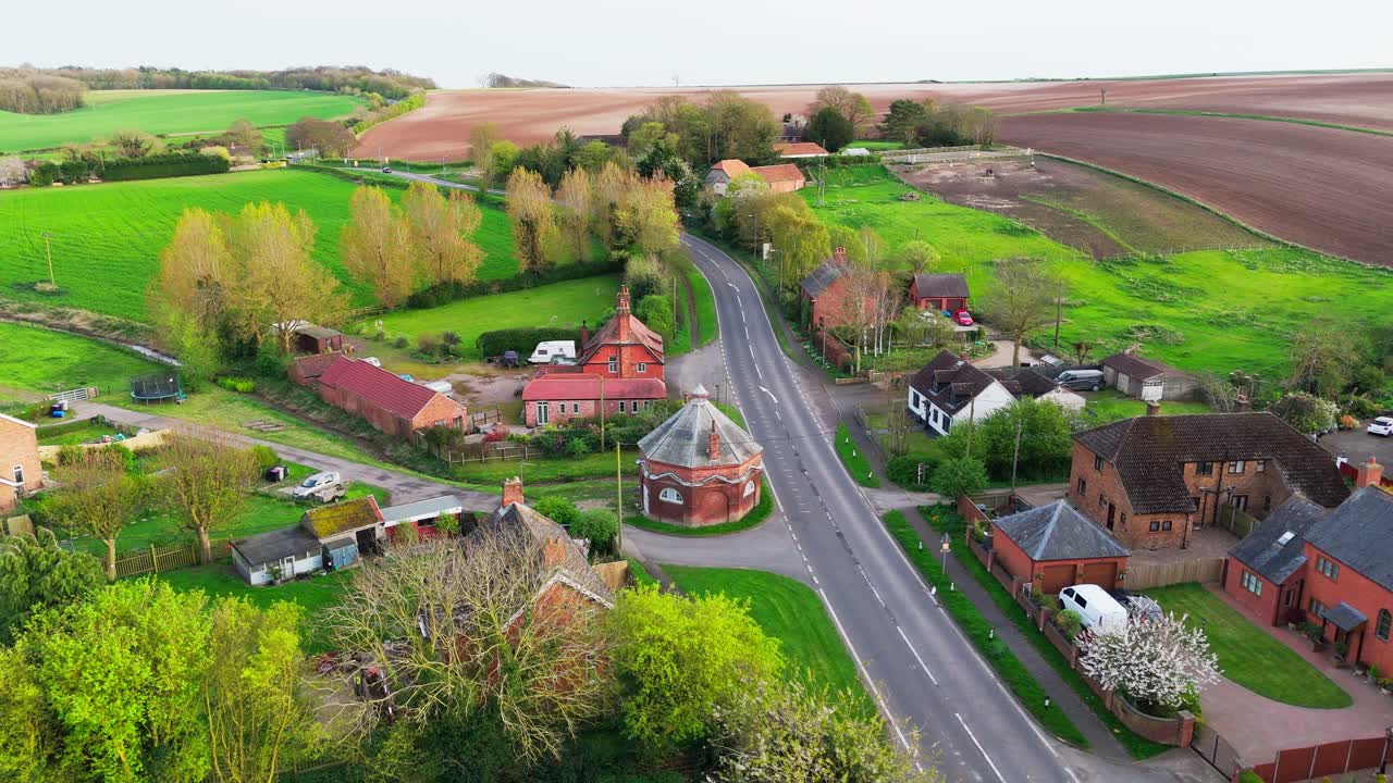 imágenes aéreas de un pequeño pueblo de lincolnshire llamado burwell en el reino unido