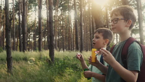 Kinder-Spielen-Mit-Spielzeug-Im-Wald