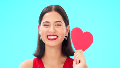 feliz, corazón de papel y rostro de mujer