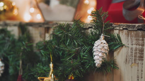 Kreatives-Hobby.-Geschenkpapier.-Verpacken-Sie-Moderne-Weihnachtsgeschenkboxen-In-Stilvollem-Grauem-Papier-Mit-Rotem-Satinband.-Draufsicht-Der-Hände-Auf-Weißem-Holztisch-Mit-Tannenzweigen,-Dekoration