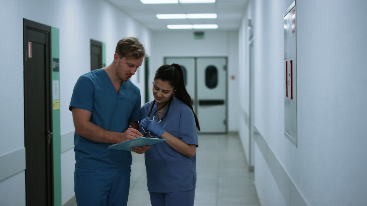 médico consultando colega mujer en el hospital. equipo médico analizando el informe.