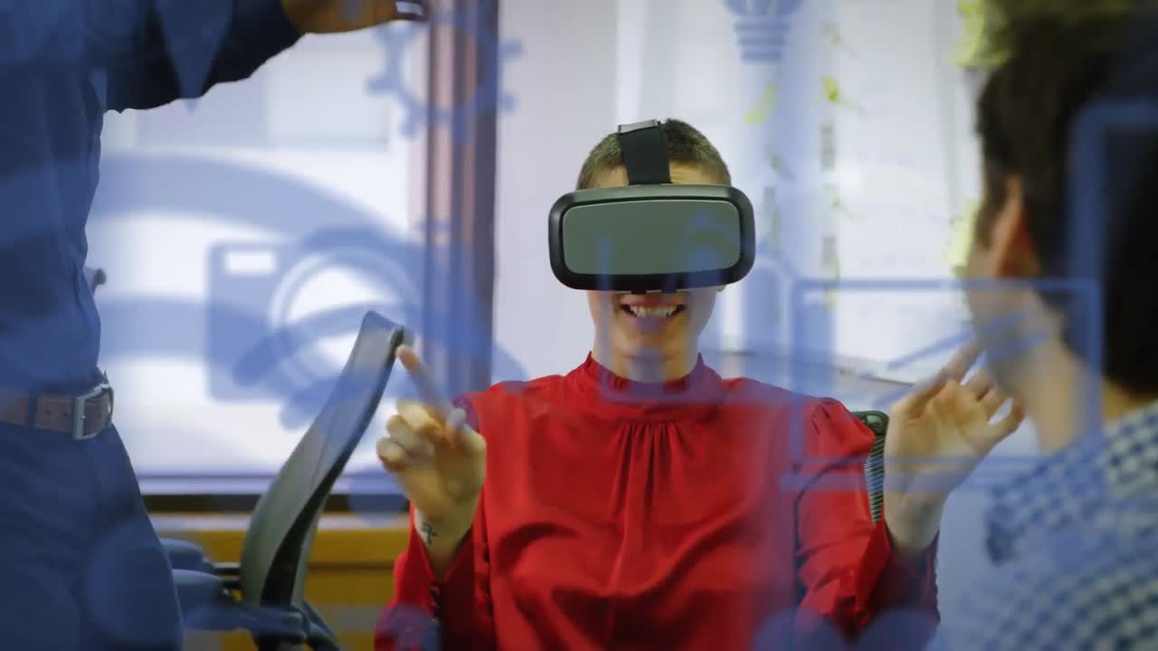 animación de iconos de las redes sociales sobre diversos colegas y mujer caucásica que usa auriculares vr