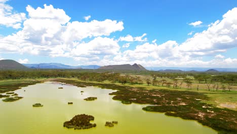 Toma-Aérea-De-Un-Guerrero-Dormido-Desde-El-Lago-Elementaita,-Kenia