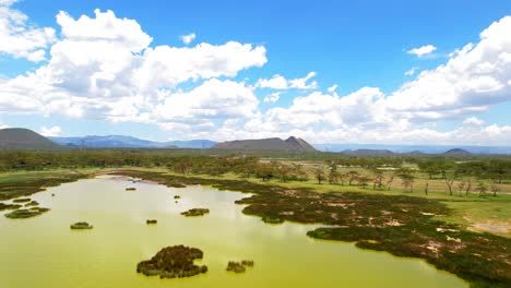 fotografía aérea de un guerrero dormido desde el lago elementaita, kenia