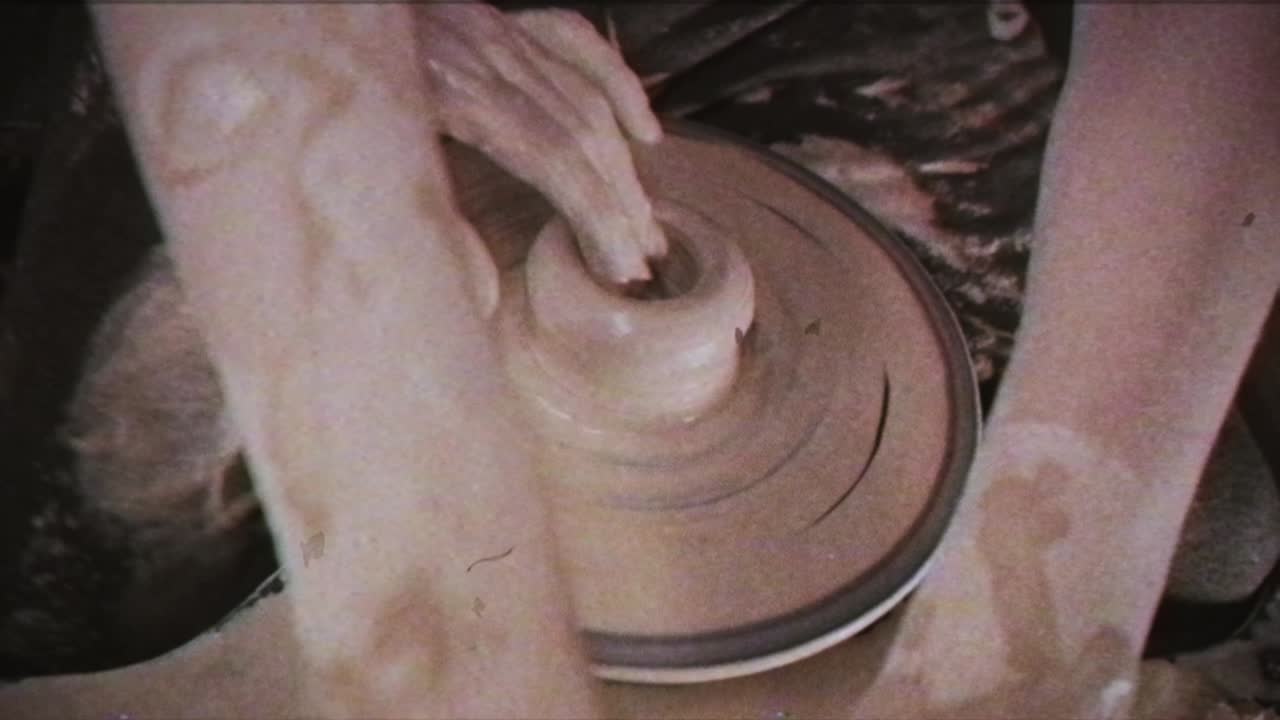 도자기가 여인에게 점토 접시를 만드는 법을 가르친다. 남자는 여자의 손을 잡는다. 빈티지 효과.