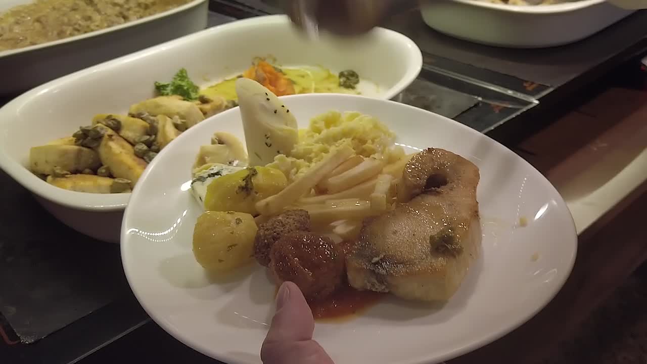 Pyszny posiłek w restauracji bufetowej, gdzie można jeść do woli