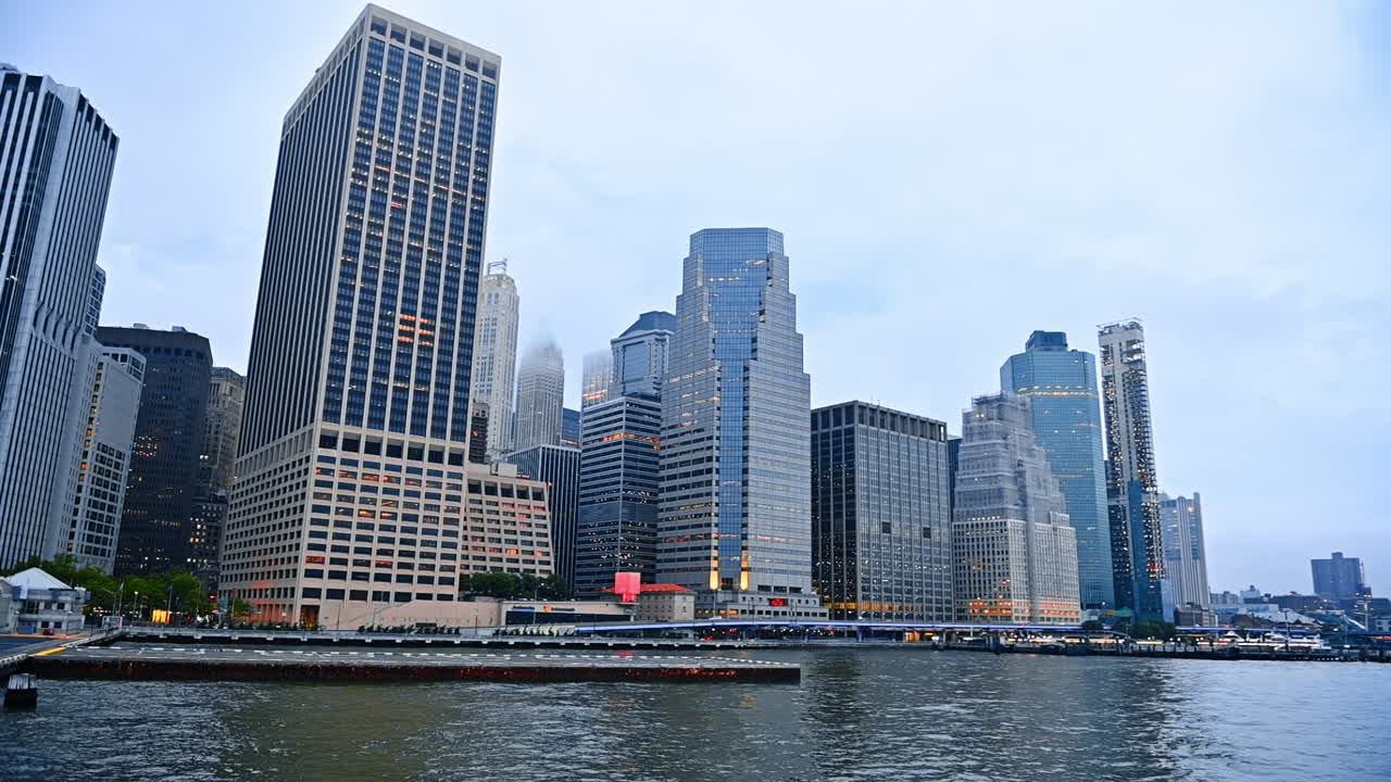 Enormes arranha-céus no horizonte de Nova York, EUA. Vista em ângulo baixo da arquitetura moderna da metrópole a partir da paisagem fluvial