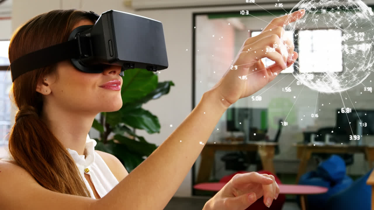 mujer usando realidad virtual en la oficina