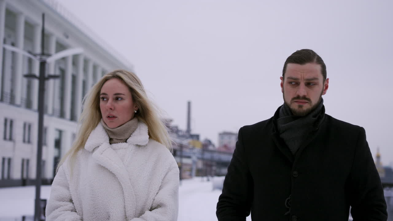 грустные люди, гуляющие на открытом воздухе