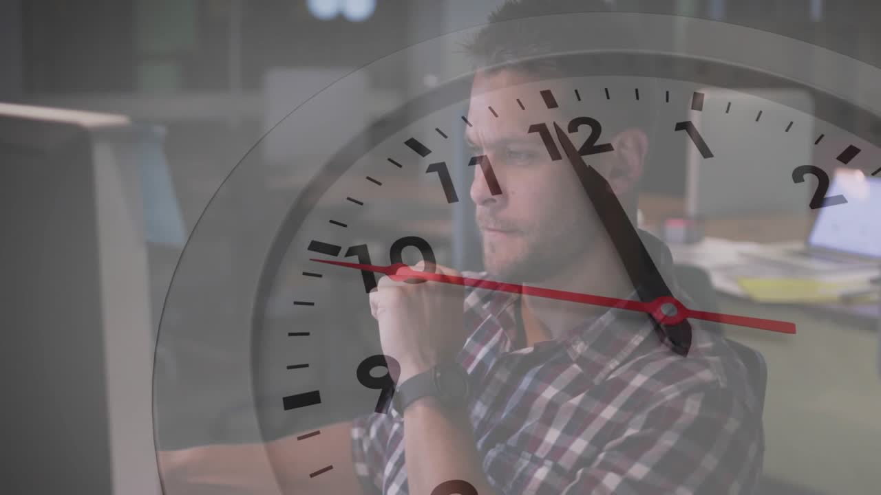 Video vertical: Hombre bebiendo de una taza en la oficina, revisando tareas, con una superposición de reloj que marca el tiempo arriba, reclinado.