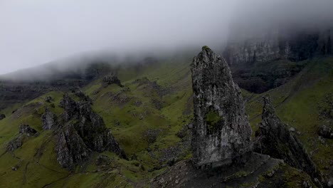 4K-Drohnenaufnahmen-Aus-Der-Luft,-Seitenansicht,-Nahaufnahme-Des-Alten-Mannes-Von-Storr,-Insel-Skye,-Portree,-Schottland,-Nebel