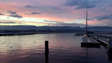 Vista-Del-Atardecer-Desde-El-Puerto-Deportivo-De-Ginebra-En-Suiza