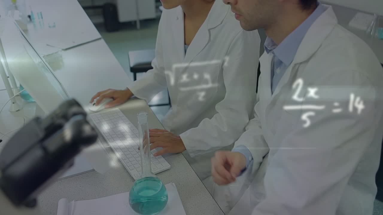 Dos investigadores de laboratorio señalando una pantalla, provocando una superposición matemática, levantando un matraz mientras analizan una solución