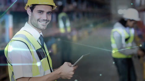 joven trabajador de almacén guapo trabajando en la tableta