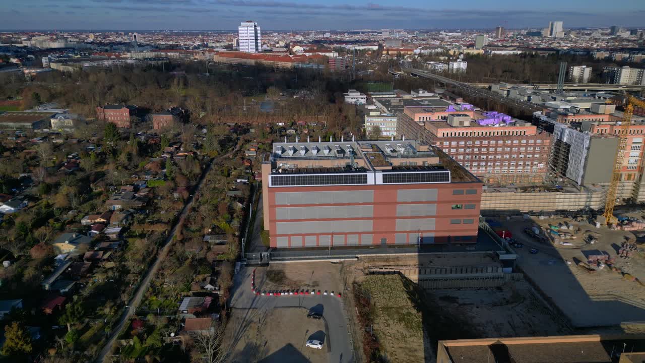 Edifício de data center com parque tecnológico e ciência da computação quântica na cidade de Berlim com edifícios modernos e horizonte urbano. Bela vista aérea de drone de cima para baixo.