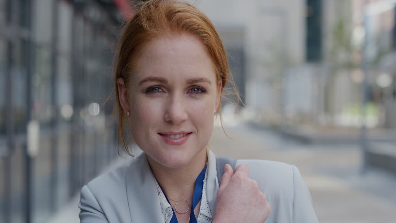 초상화 젊은 자신감 있는 사업가 여성 경영자 미소 도시에서 전문적인 도시 생활 방식을 즐기고 세련된 기업 패션 느린 동작 여성 야망