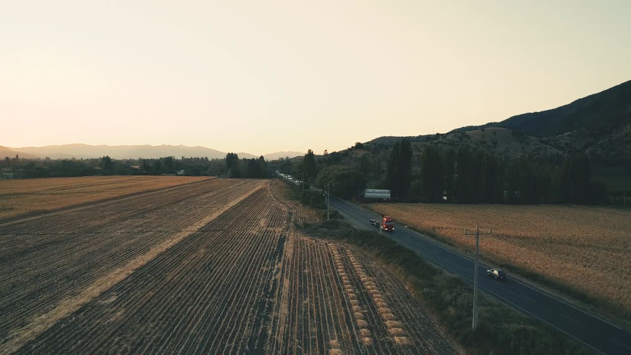 Riprese con drone di una delle principali autostrade in Cile per il trasporto agricolo, circondata da campi di mais secchi a causa del problema della siccità.