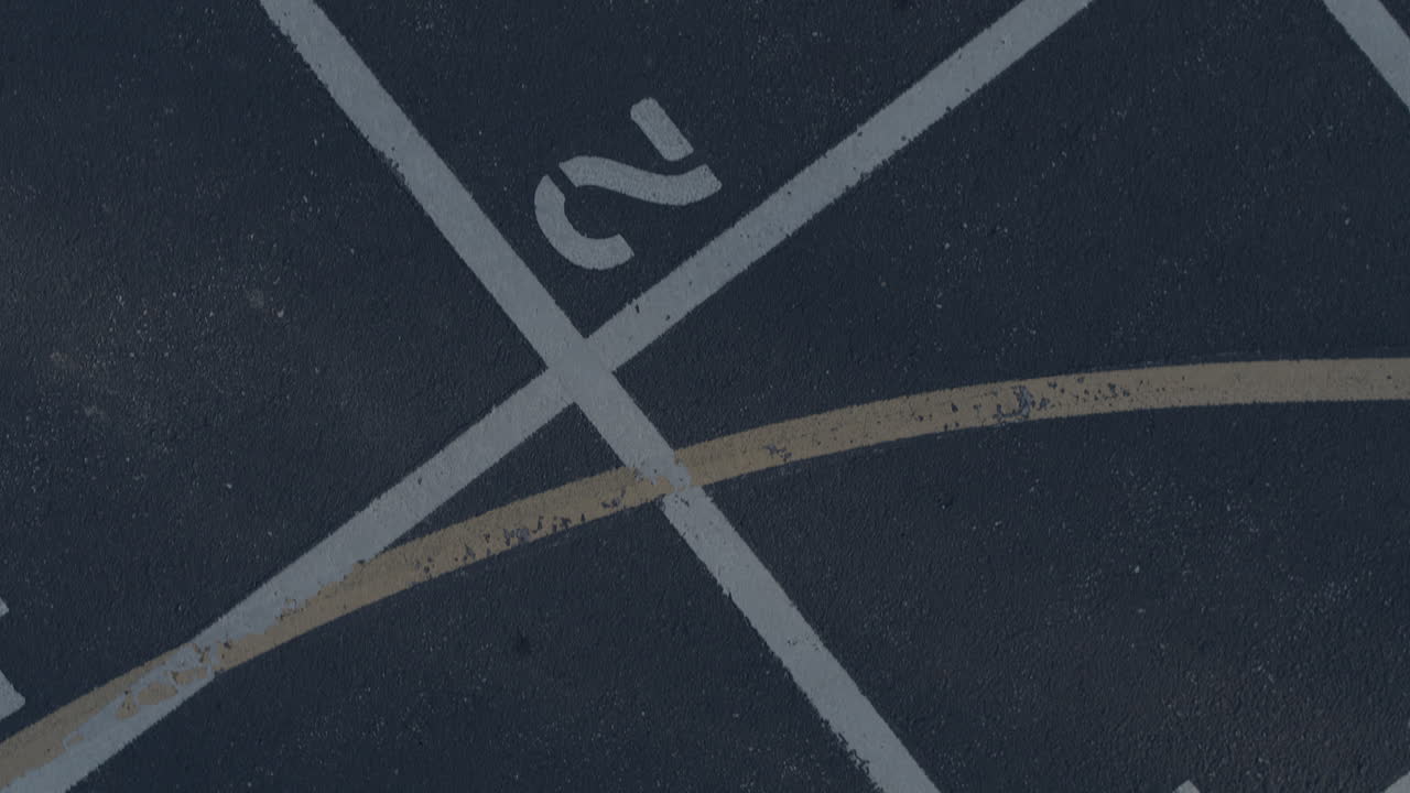 학교 운동장에 있는 아스팔트 바깥에 있는 4개의 광장과 농구장에 대한 숫자와 선 위로 오버헤드 풀과 드리프트