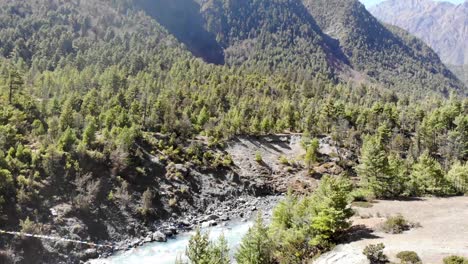 Touristen-überqueren-Die-Hängebrücke-über-Den-Fluss-Marshyangdi-Im-Annapurna-Circuit,-Nepal