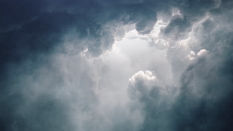tormenta de 4k, nubes gruesas cumulonimbus en el cielo con relámpagos