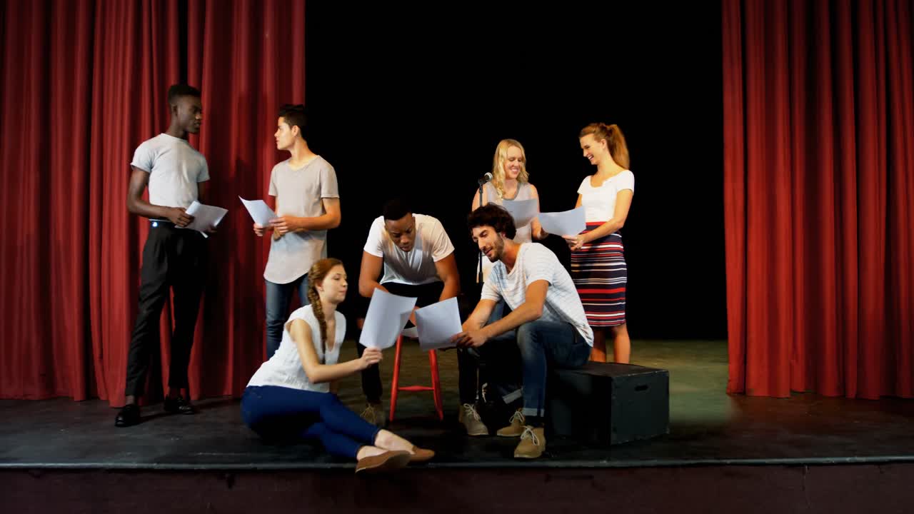 actores discutiendo sus guiones en el escenario 4k