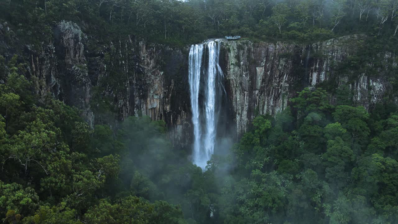 una majestuosa cascada que cae sobre un exuberante paisaje montañoso de selva tropical