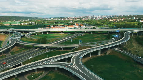 Luftaufnahme-Von-Oben-Nach-Unten-Auf-Der-Mehrstöckigen-Autobahnüberführung-In-Zbraslav,-Die-Den-Nachmittagsverkehr-Unter-Sonne-Und-Wolken-Zeigt