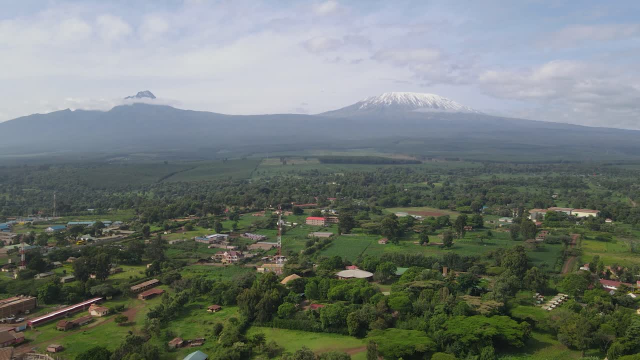 vista aérea del monte kilimanjaro como se ve en la ciudad rural en kenia - toma aérea de drones
