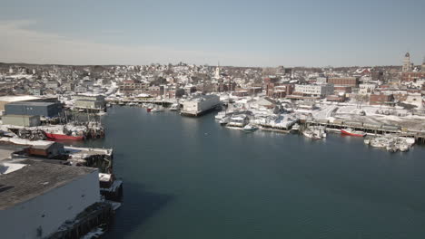 La-Ciudad-De-Gloucester-Se-Limpia-Después-De-Una-Tormenta-De-Nieve-Histórica-En-2022