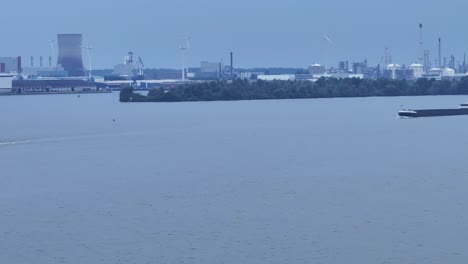 Kernkraftwerk-Und-Windmühlen-An-Einem-Fluss-In-Moerdijk,-Niederlande